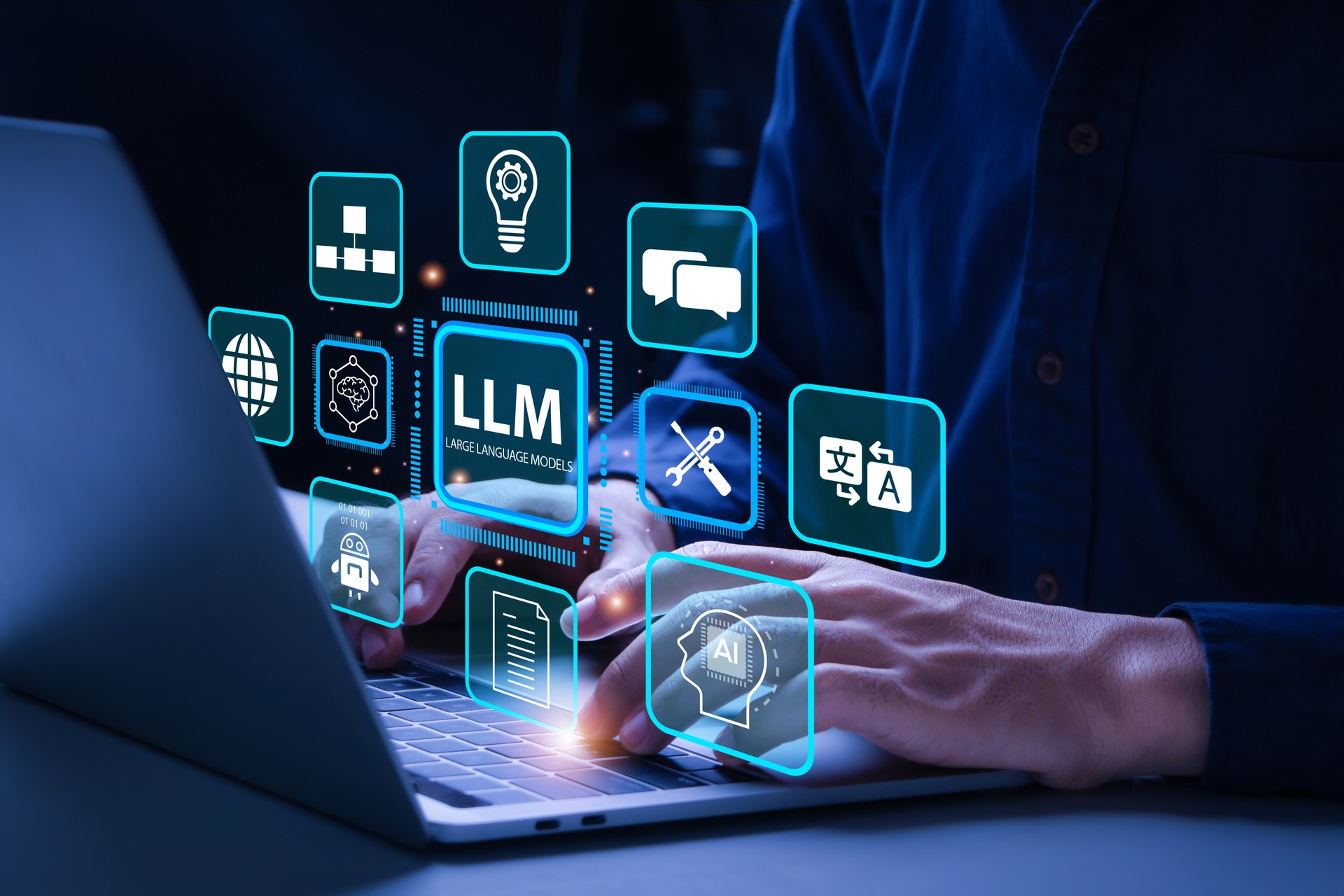 LLM, concept de modèle de langage AI à grande échelle. Homme d’affaires travaillant sur un ordinateur portable avec des icônes LLM sur un écran virtuel. Un modèle de langage qui se distingue par sa capacité de génération de langage à usage gén
