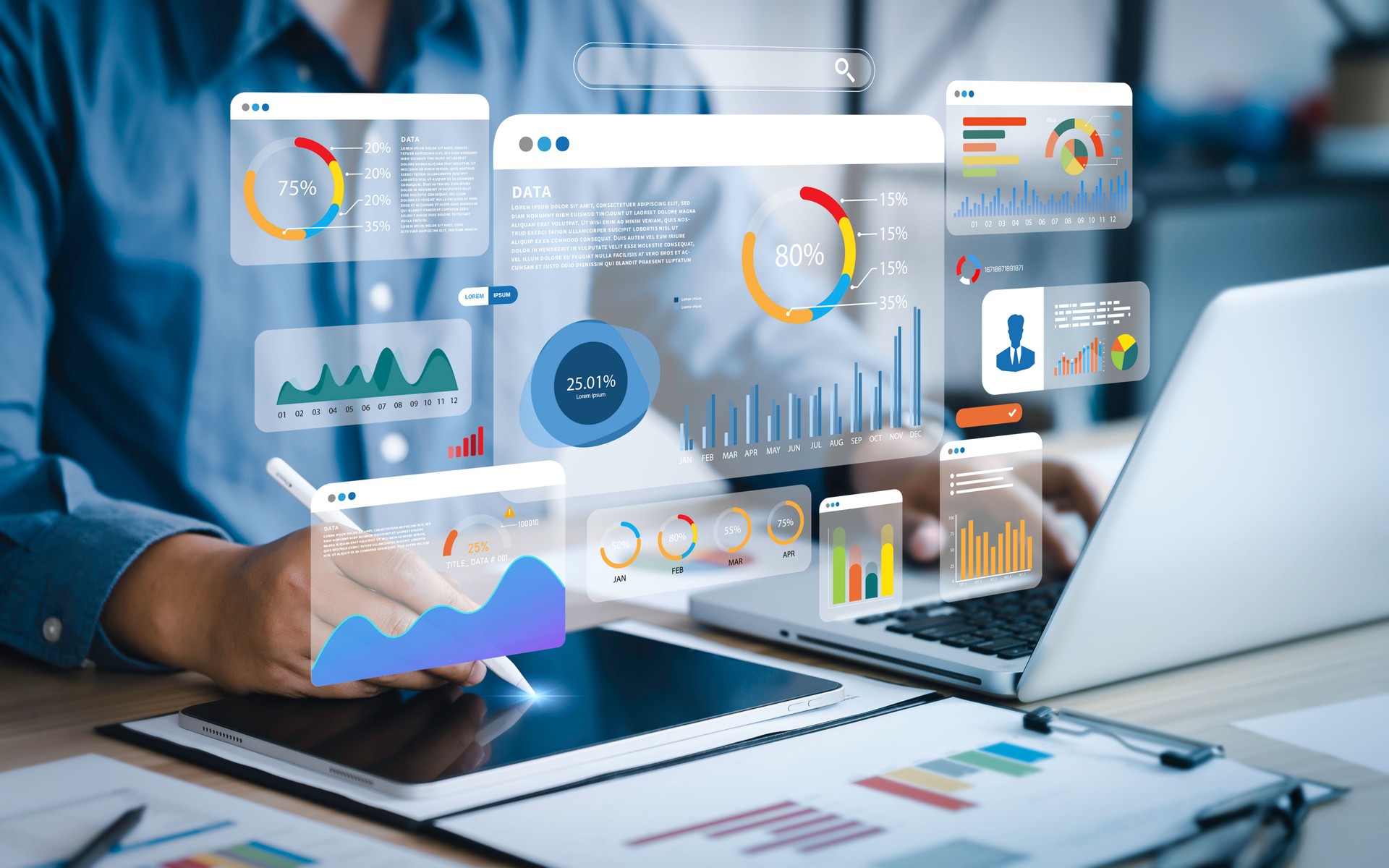 Un analyste utilise un ordinateur et un tableau de bord pour l’analyse des données commerciales et le système de gestion des données avec des KPI et des métriques connectés à la base de données pour la finance, les opérations, les ventes et le ma